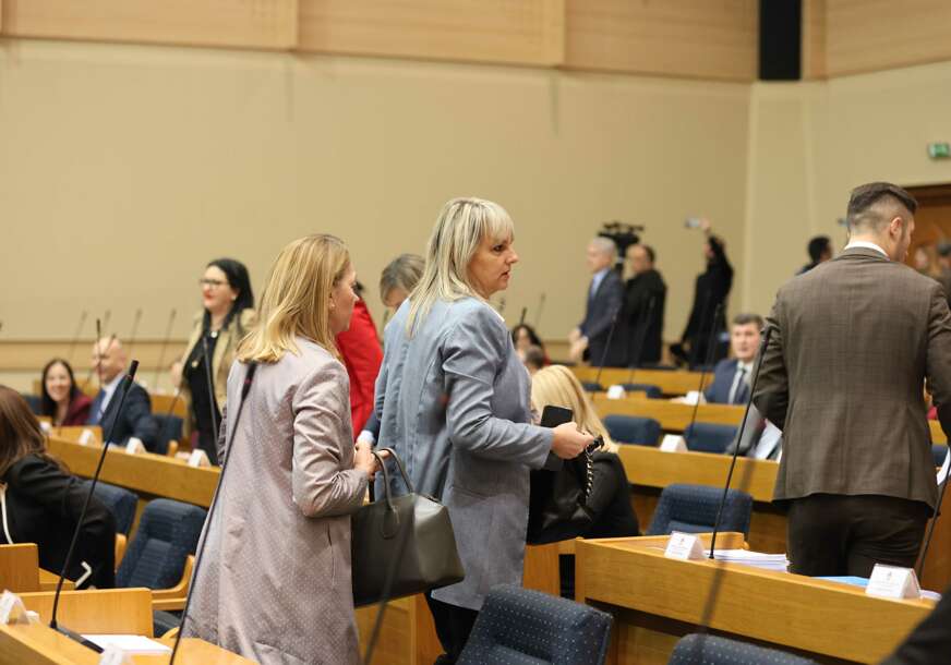 (FOTO) Skupštinska većina odlučila: Ništa od rasprave o stanju u sektoru mljekarstva