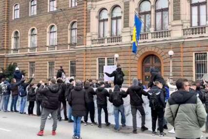 „Hoćemo ostavke, izlazite napolje“ Građani protestvovali ispred Predsjedništva BiH, ne odustaju od svojih zahtjeva