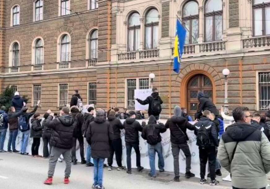 „Hoćemo ostavke, izlazite napolje“ Građani protestvovali ispred Predsjedništva BiH, ne odustaju od svojih zahtjeva