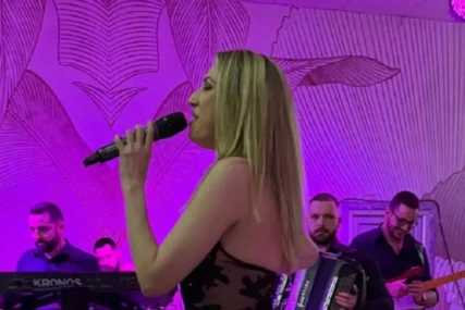 PROVIDNO I GORE I DOLE Rada Manojlović pokazala obline, publika nije znala gdje prije da gleda