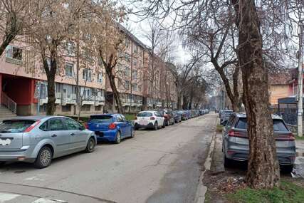 (FOTO) Mjesta nema, pa parkiraju gdje stignu: Mještani Rosulja na meti kazni ZBOG TUĐIH GREŠAKA