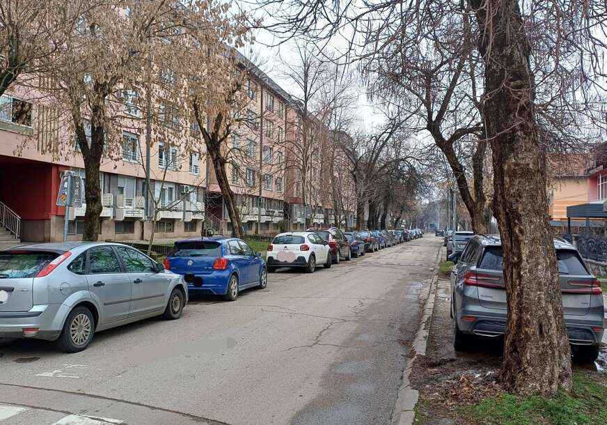 (FOTO) Mjesta nema, pa parkiraju gdje stignu: Mještani Rosulja na meti kazni ZBOG TUĐIH GREŠAKA