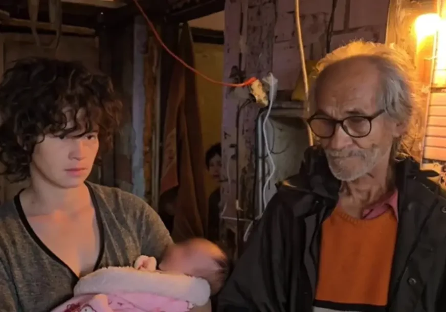 (VIDEO, FOTO) ŽIVE U EKSTREMNOM SIROMAŠTVU Šaban (63) ukrao Belmu (17) na ulici i napravio joj 7 DJECE, svi spavaju na sunđeru i prose za KOMAD HLJEBA