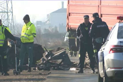 (FOTO) Jezive slike sa mjesta nesreće: Dvije osobe poginule, 3 POVRIJEĐENE, među njima i dijete