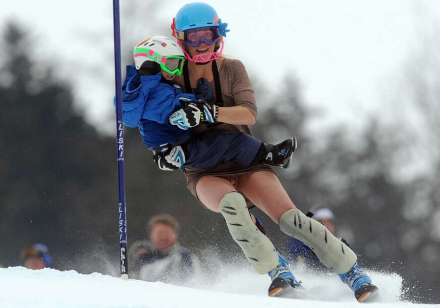 Sara Šleper sa sinom u naručju 2011. godine