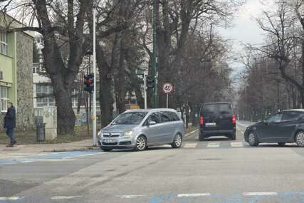 (FOTO) Zbunio se: Vozač vozio u kontra smjeru, pa napravio pometnju