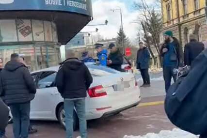 (VIDEO) INCIDENT U SARAJEVU Vozač se automobilom zaletio u građane na protestima, odmah je uhapšen