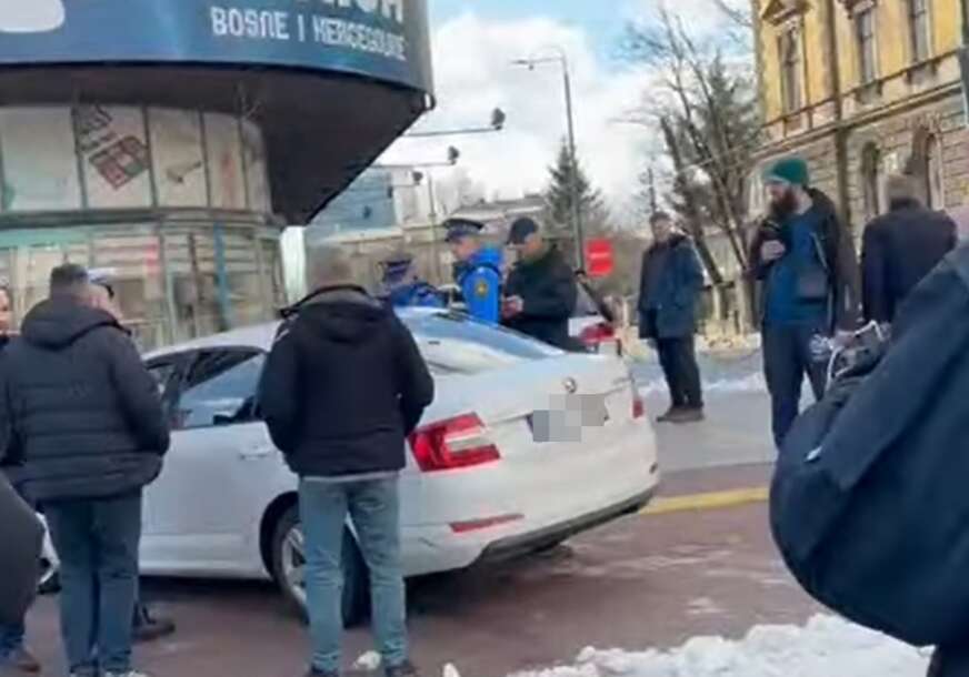 (VIDEO) INCIDENT U SARAJEVU Vozač se automobilom zaletio u građane na protestima, odmah je uhapšen