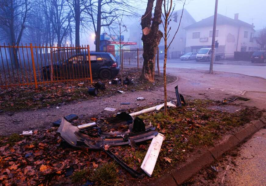 "Golfom" uletio u školsko dvorište u Rosuljama: Vozač PROBIO OGRADU i uništio semafor, oprezno vozite dok signalizacija ne proradi