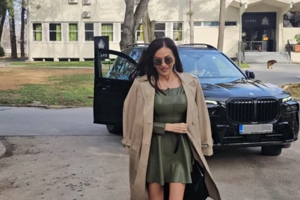 (FOTO) Svi pogledi uprti u pjevačici: Ceca Ražnatović POKAZALA ZATEGNUTE NOGE, čizme do koljena i kratka kožna haljina