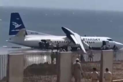 (VIDEO, FOTO) Drama u Somaliji: Putnički avion sletio PRAVO NA PLAŽU, isplivali jezivi snimci