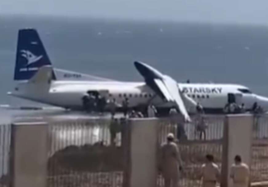 (VIDEO, FOTO) Drama u Somaliji: Putnički avion sletio PRAVO NA PLAŽU, isplivali jezivi snimci