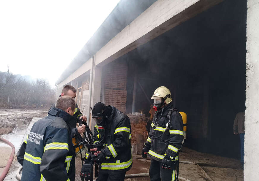 (FOTO) Brza intervencija spriječila veću štetu: Požar u pogonu za proizvodnju peleta u Novom Gradu
