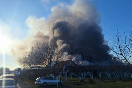 (FOTO) Vozila Hitna pomoći ODVOZE POVRIJEĐENE: Požar GUTA FABRIKU NAMJEŠTAJA u Brčkom, vatrogasci se bore sa vatrenom stihijom