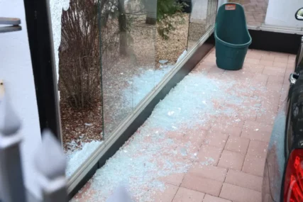 (VIDEO) STAKLA NA SVE STRANE Popucali prozori i kod Čolinog komšije, pjevačevu vilu čiste nakon detonacije