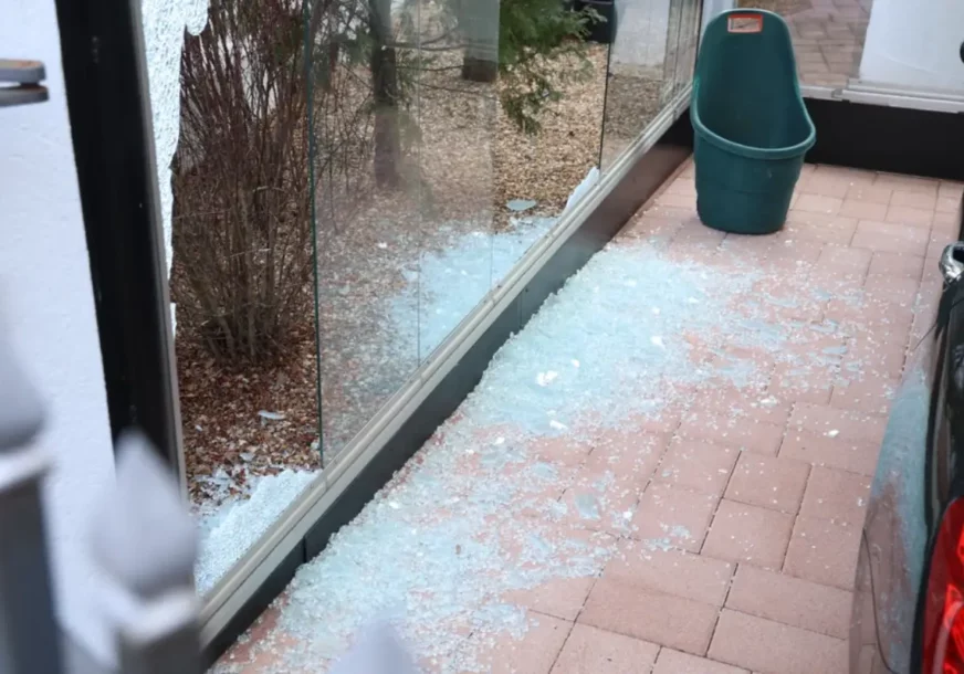 (VIDEO) STAKLA NA SVE STRANE Popucali prozori i kod Čolinog komšije, pjevačevu vilu čiste nakon detonacije