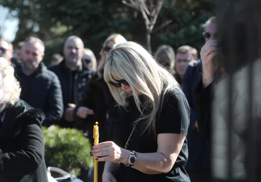 (FOTO) Godinu dana bez NAJVEĆE LJUBAVI: Suzana Jovanović otvorila dušu svešteniku na pomenu Saši