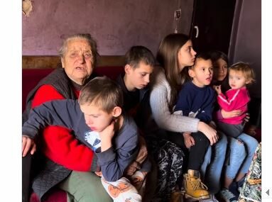 (VIDEO) Kuća koja se raspada, a u njoj PRETEŠKO DJETINJSTVO I SUZE: Baka i šestoro djece žive bez struje i vode I TOTALNOM MRAKU