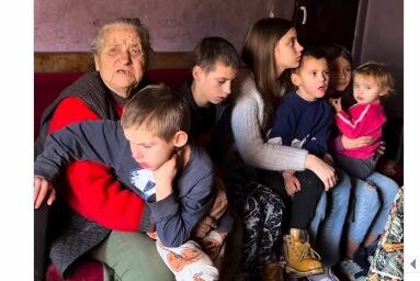 (VIDEO) Kuća koja se raspada, a u njoj PRETEŠKO DJETINJSTVO I SUZE: Baka i šestoro djece žive bez struje i vode I TOTALNOM MRAKU