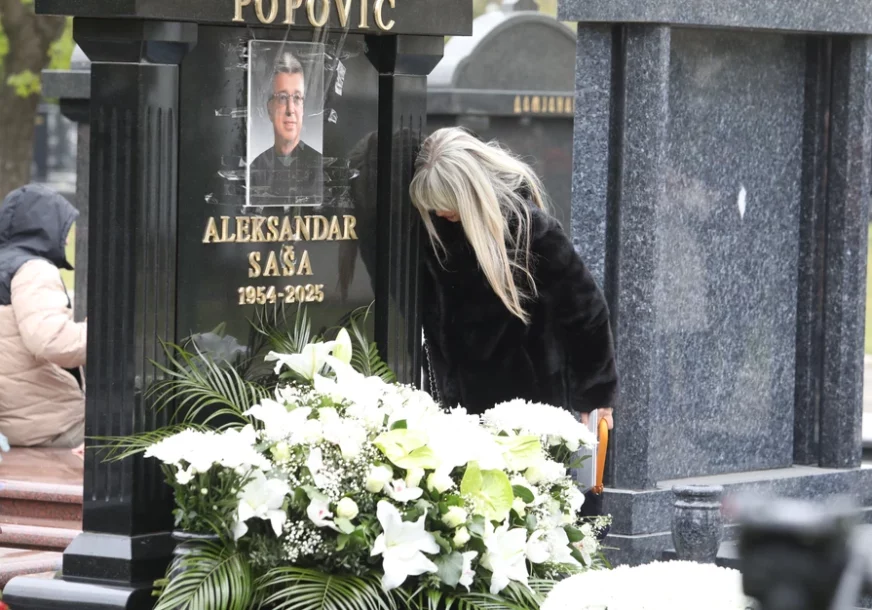 (FOTO) "Bez tvog glasa, smijeha i snage, nedostaješ" Godinu dana OD SMRTI Saše Popovića, bolne riječi porodice