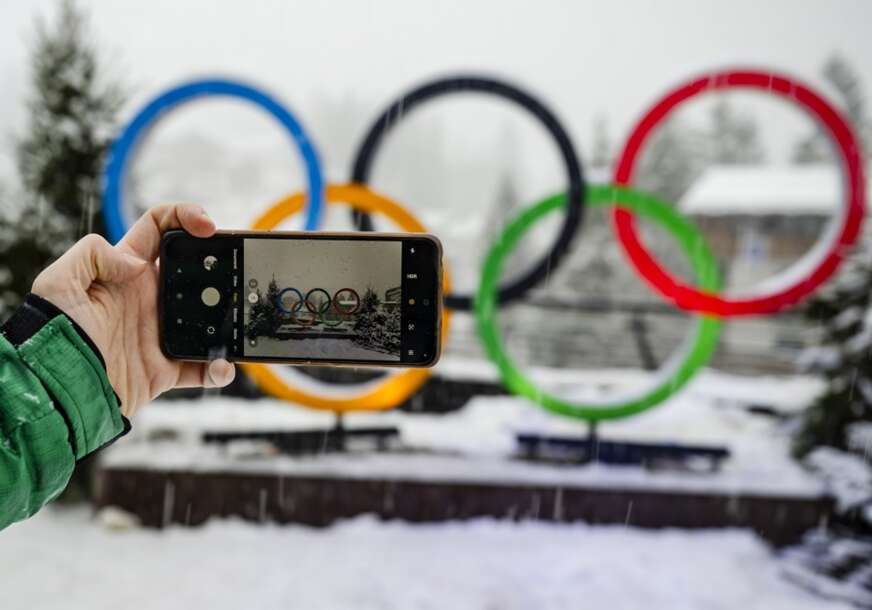 turista snima olimpijske krugove
