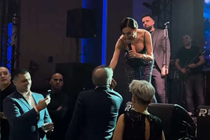 (VIDEO) Hrvati pobjesnili zbog bjegunca: Zdravko Mamić poljubio Ceci ruku, častio orkestar, a na ovu pjesmu pocijepao košulju i skočio na sto