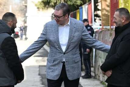 (FOTO) "Koliko sam mogao, bio sam uz njih" Vučić sa roditeljima troje mladih ubijenih u Duboni i Malom Orašju