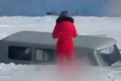 (VIDEO) IZVUČENO 8 TIJELA Autobus propao kroz led u najdublje jezero, pojavio se uznemirujući snimak