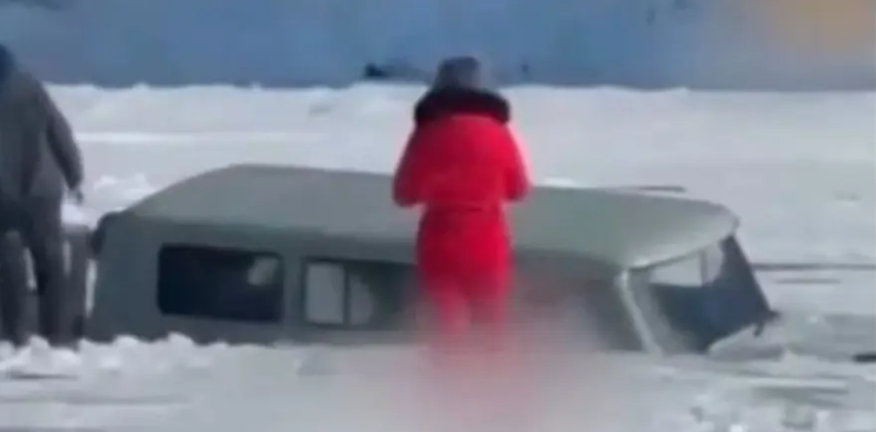 (VIDEO) IZVUČENO 8 TIJELA Autobus propao kroz led u najdublje jezero, pojavio se uznemirujući snimak
