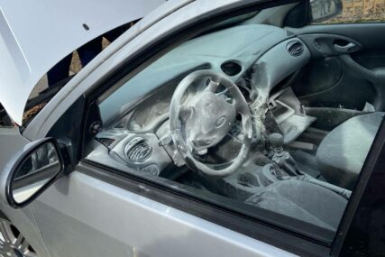 (FOTO) Vatrogasci gasili požar: Gorio automobil u Banjaluci