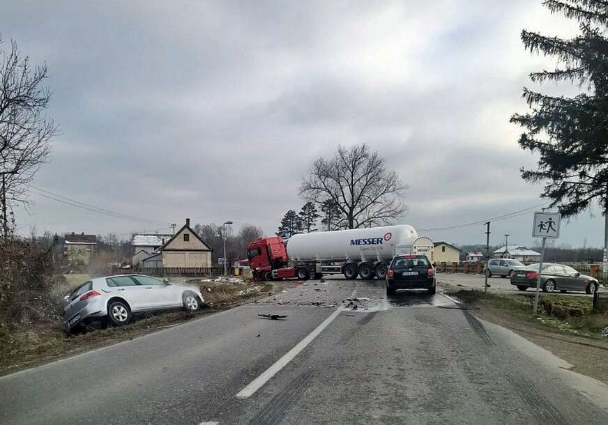 (FOTO) KRŠ I LOM KOD BIJELJINE Sudar automobila i cisterne, na terenu policija