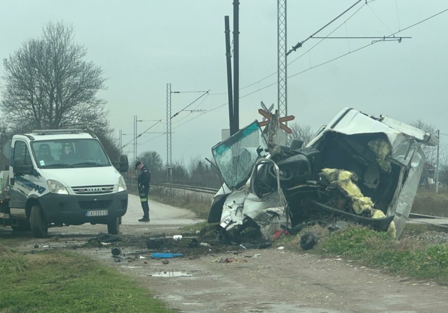 (FOTO) HOROR NA PRUZI Muškarac (42) preminuo u bolnici nakon jezivog sudara sa vozom