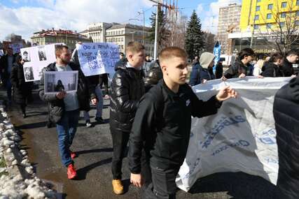 (VIDEO) „Misle da upravljaju našom sudbinom“ Održan protest mladih ispred Vlade Kantona Sarajevo