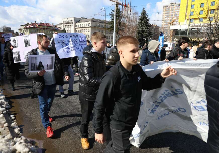 (VIDEO) „Misle da upravljaju našom sudbinom“ Održan protest mladih ispred Vlade Kantona Sarajevo