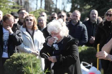 Na bratov grob donijela pogaču i žito: Ovo je ROĐENA SESTRA Saše Popovića, nikad je nije zanimalo njegovo bogatstvo