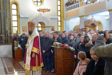 Sjećanje na zvjerski zločin: U Drakuliću služen pomen i položeni vijenci za više od 2.300 ubijenih Srba