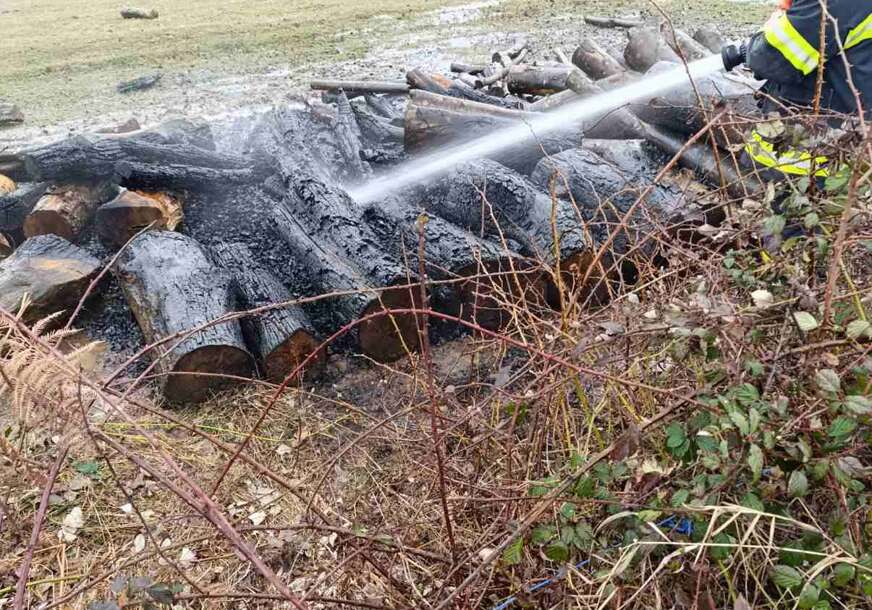 (FOTO) Požar kod Banjaluke: Gorjela drva, vatrogasci brzo reagovali