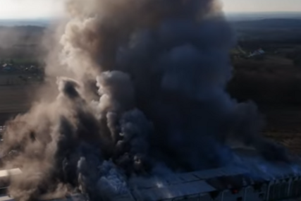 (VIDEO) VARNICA ZAPALILA SPUŽVU Pojavio se snimak buktinje u fabrici namještaja u Brčkom, 8 osoba na kiseoniku