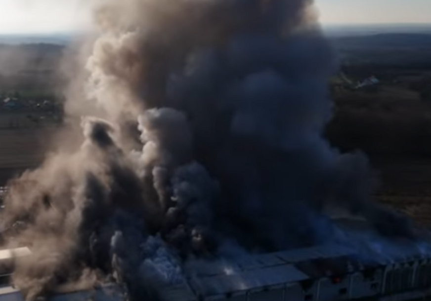 (VIDEO) VARNICA ZAPALILA SPUŽVU Pojavio se snimak buktinje u fabrici namještaja u Brčkom, 8 osoba na kiseoniku