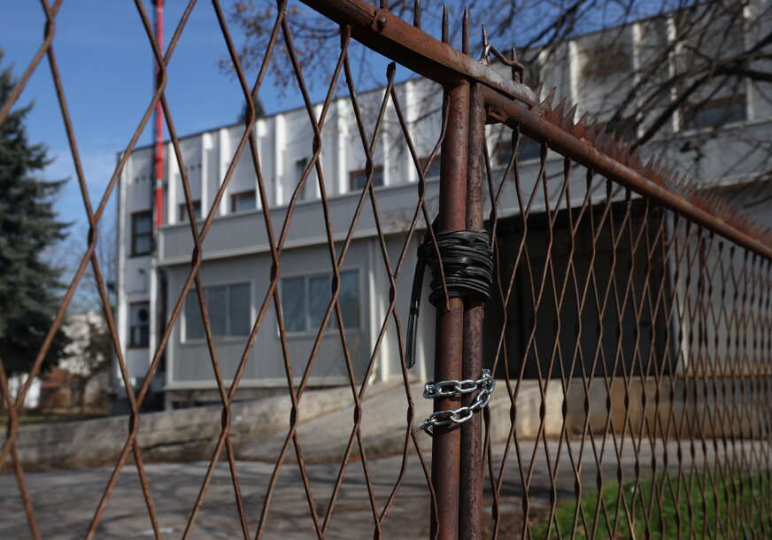 (FOTO) Mračna tajna propalog Instituta: Da li je iz napuštenog podruma kod Đačkog doma u Banjaluci ukraden RADIOAKTIVNI materijal