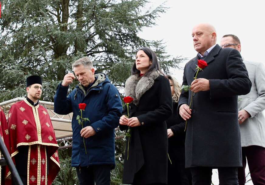 (FOTO) „Najveće zlo u istoriji čovječanstva“ Delegacija Narodnog fronta ODALA POČAST žrtvama ustaških zločina