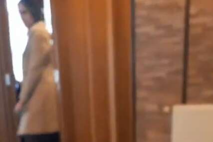(VIDEO) "Ljudi uđu, naplate glas i izlaze" Aktivisti SNSD kupuju glasove u kafani u Doboju?