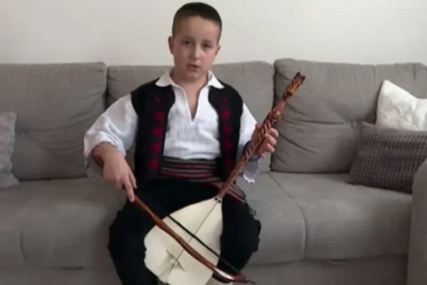 (VIDEO) Lazar Čolaković pravo je malo čudo: Najmlađi guslar u Republici Srpskoj, ljubav prema guslama mu prenio djed