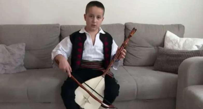 (VIDEO) Lazar Čolaković pravo je malo čudo: Najmlađi guslar u Republici Srpskoj, ljubav prema guslama mu prenio djed