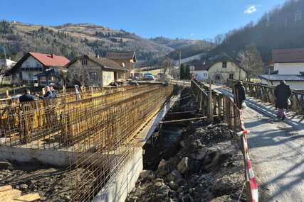 (VIDEO, FOTO) Bolja komunikacija za građane: Počelo betoniranje nosača i ploče na novom mostu u Šipragama
