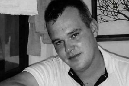 (FOTO) Vitez zavijen u crno: Mujaga Topčić preminuo u 34. godini života, građani se opraštaju od njega