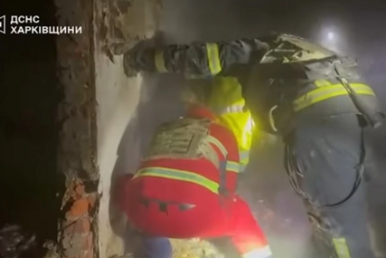 (VIDEO) MEĐU ŽRTVAMA TROJE MALE DJECE Rusija nemilosrdno napada Ukrajinu, tijela dva dječaka (1) i djevojčice (2) izvučena iz ruševina