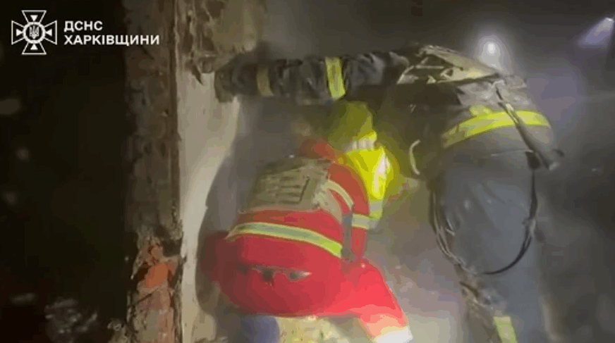 (VIDEO) MEĐU ŽRTVAMA TROJE MALE DJECE Rusija nemilosrdno napada Ukrajinu, tijela dva dječaka (1) i djevojčice (2) izvučena iz ruševina