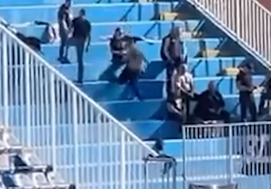 (VIDEO) Navijač TSC pao niz tribinu: Užasna scena na stadionu u Novom Pazaru