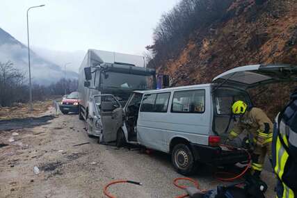 (FOTO) Detalji stravične nesreće na putu Sarajevo-Pale: U sudaru kombija i kamiona POGINULA ŽENA, povrijeđeno 8 osoba